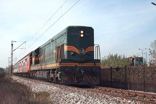 Раководството без срам се слика во Париз, железничарите молат за плата, а патниците за возови