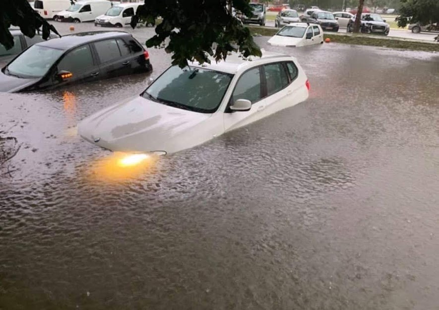 Лажани е под вода, се врши евакуација