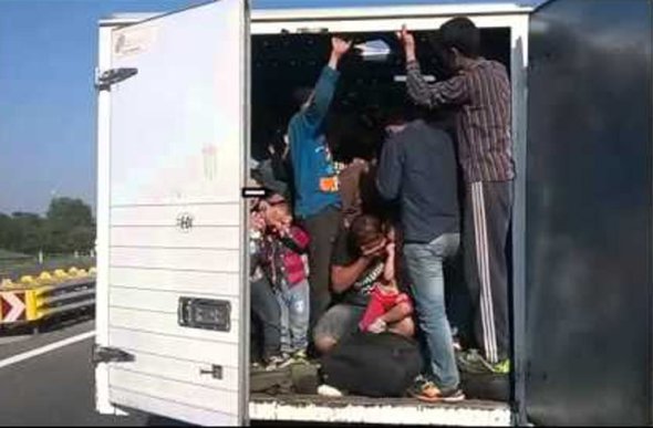 Во камион пронајдени 88 мигранти