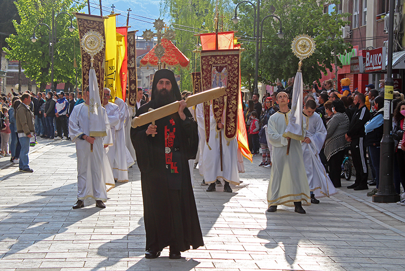 Традиционалната Литија со моштите на „Свети Георгиј Победоносец“ денеска низ струшките улици