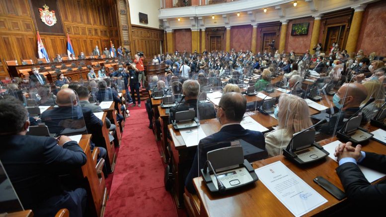 Српските власти почнуваат со формирање на локалната власт, опозицијата бара напуштање на парламентот и граѓанска непослушност