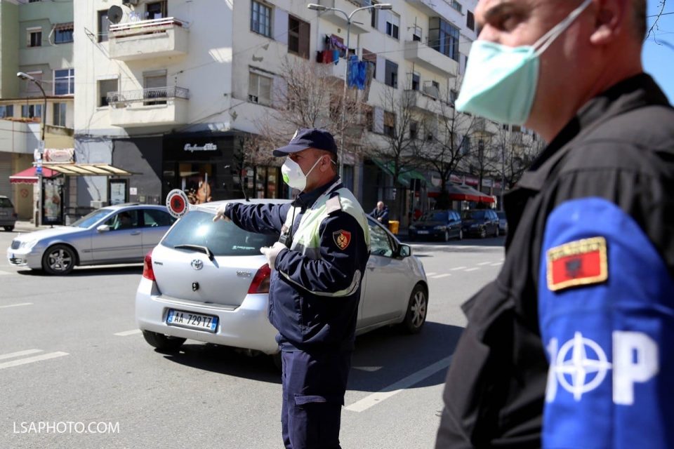 Полицискиот час укинат, останува обврската за носење маска: Албанија ги модификува мерките