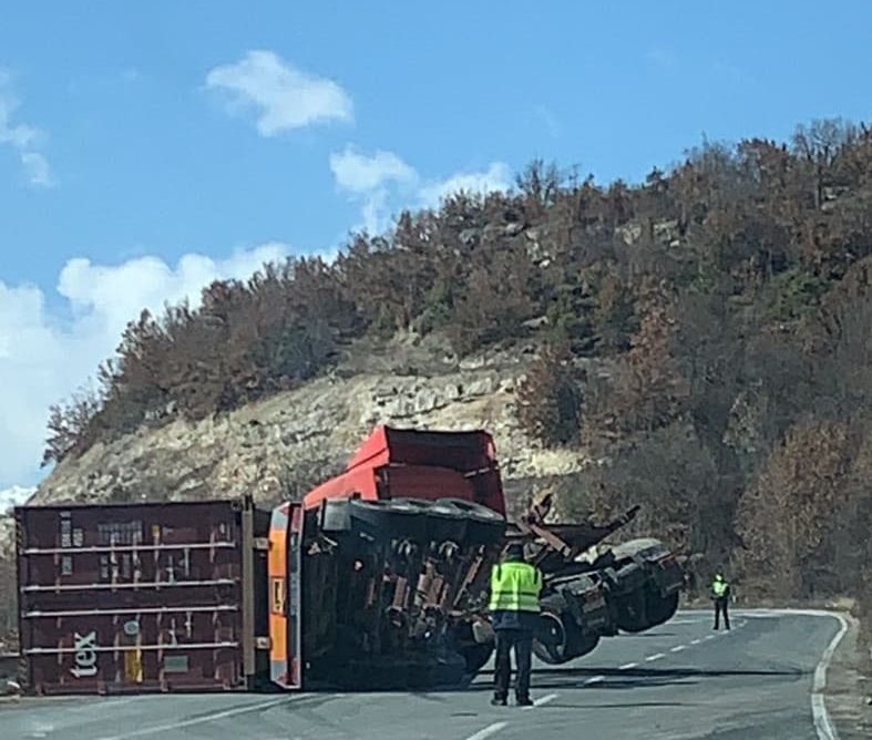 Попладнево сообраќајка на Плетвар, сообраќајот е во прекин