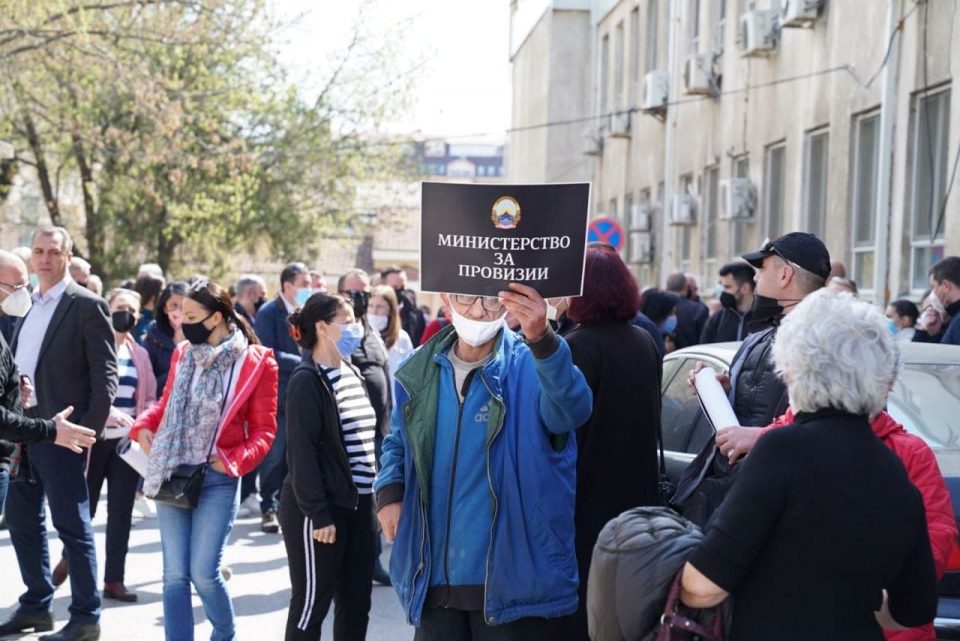 СДСМ се пофали дека инвестира во здравството, опозицијата обвинува здравството е „на апарати“