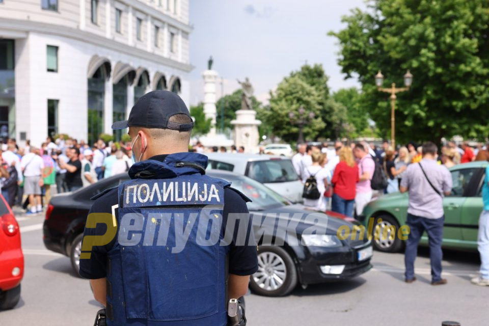 Спасовски, доста ни нудиш колачи, а ние немаме да јадеме леб!