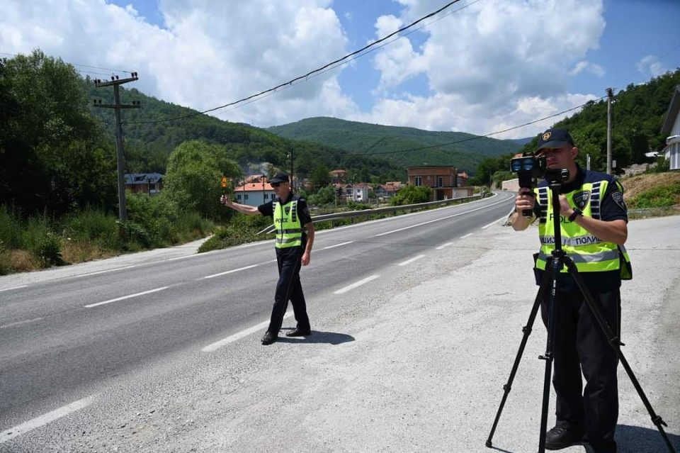 Брканица кај Катланово: Повредени 8 мигранти, двајца полицајци и возач