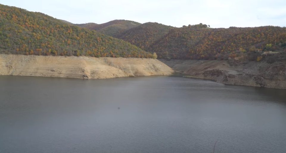 Соселаните се вклучија во потрагата по момчето кое исчезна во водите на браната