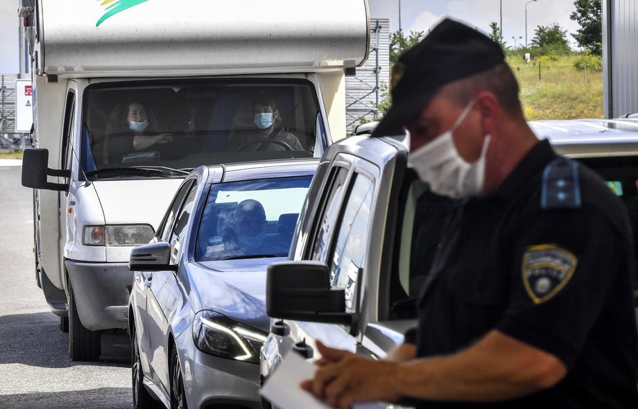 Нови мерки во Косово: Ограничување на движењето од 22-05 часот, за влез- три дози вакцина