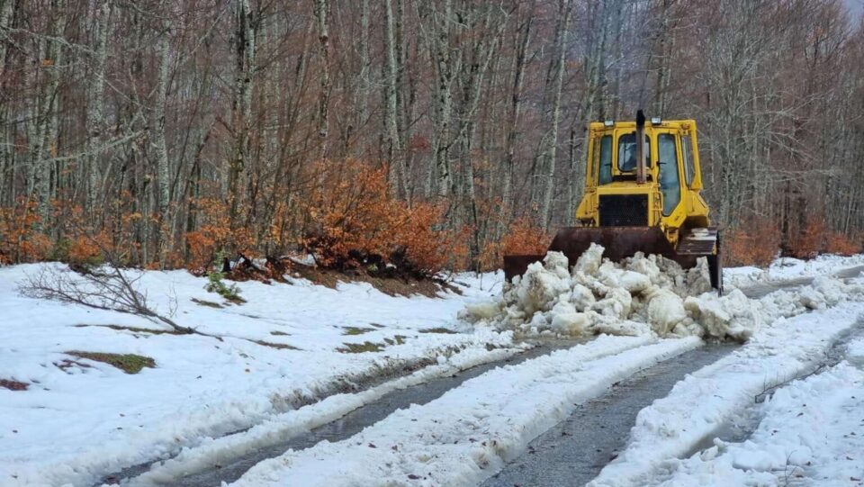 Полициски службеници извлекле тројца битолчани затрупани со возило во снег на Галичица