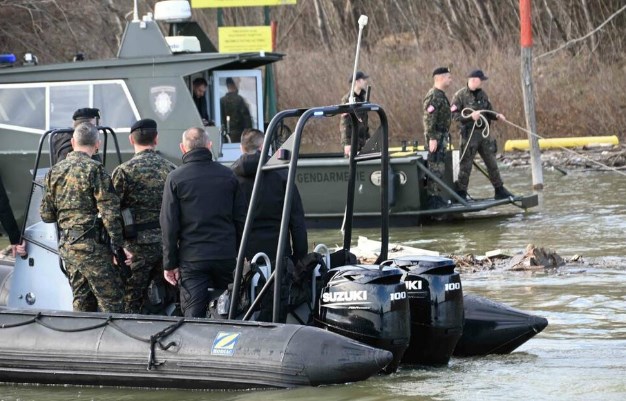 Надежите се помали: Сигналот од мобилниот на Матеј фатен два метри под вода