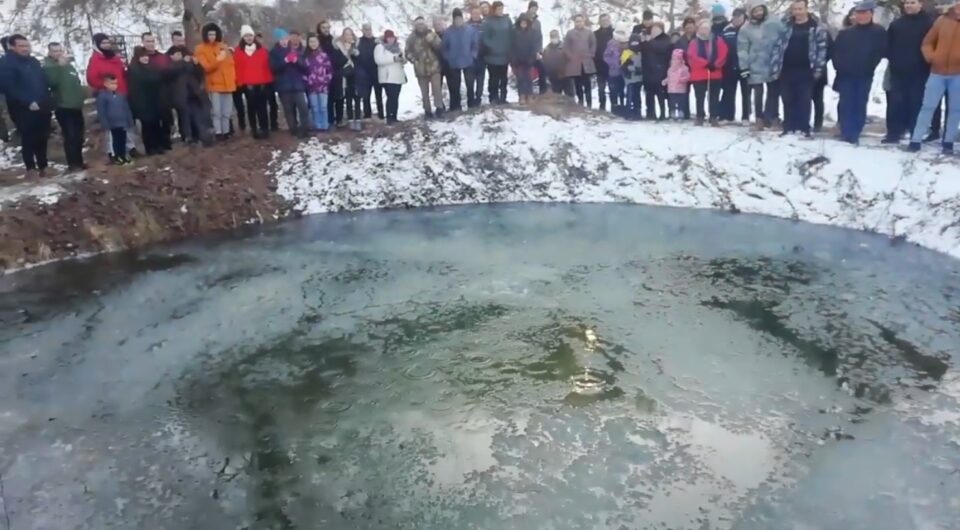 Попот го фрли крстот, ама едвај се најде јунак да се осмели и брцне во смрзнатата вода во Цер