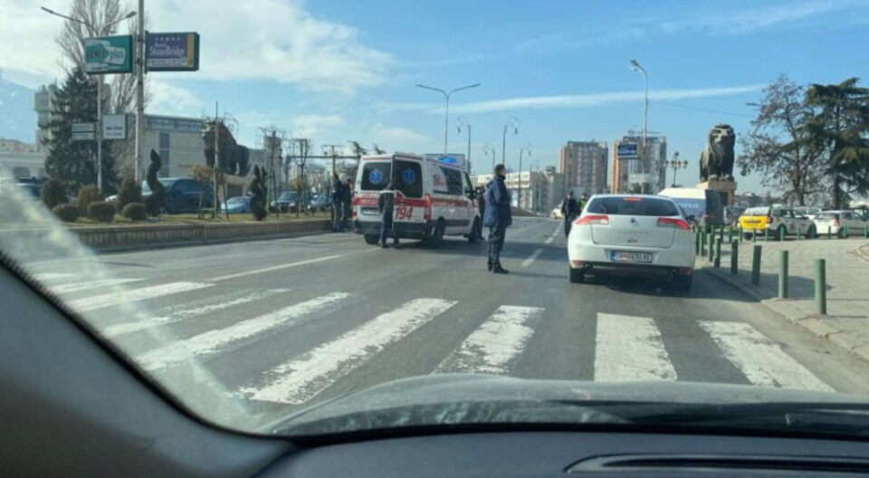 Жена загина на лице место откако мотор удри во неа сред Скопје, мотоциклистот помина со гребаници