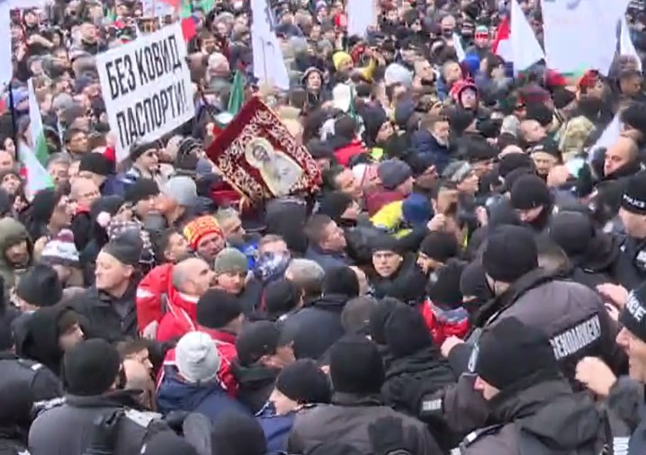 Насилно сакаат да влезат во Парламентот: Бугарите бараат оставка од Кирил Петков