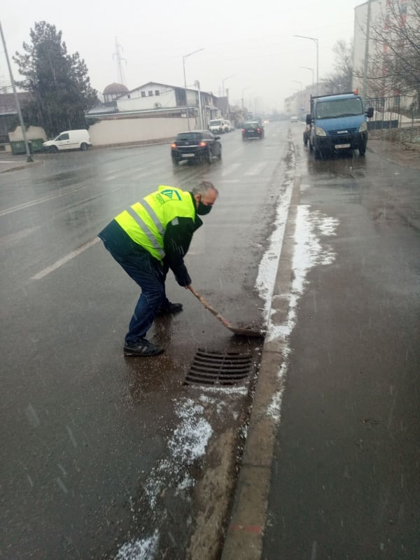 ЈП Водовод и канализација на терен за расчистување на сливниците и шахтите