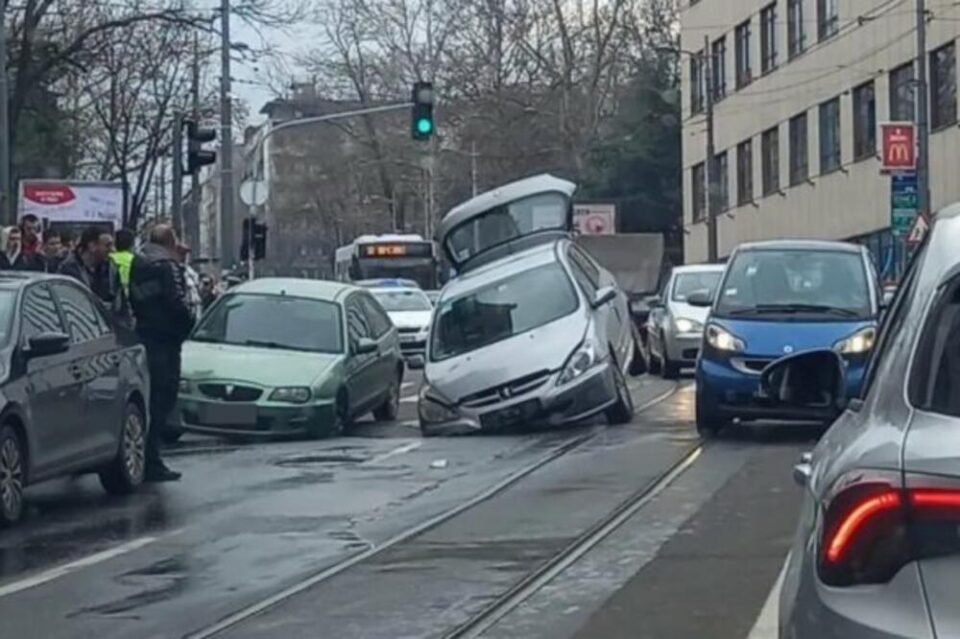 Повторно пропаднаа возила во асфалт во Белград