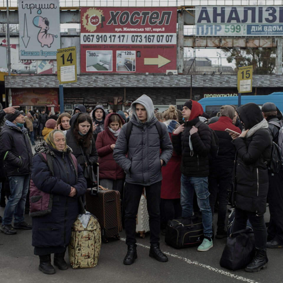 Старо, младо, машко, женско: Украина со повик сите да се вклучат во одбраната на земјата