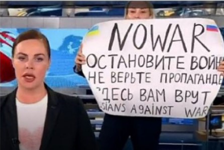 Уапсена руската новинарка што ги прекина вестите со повик за прекин на војната, адвокатите не можат да ја најдат