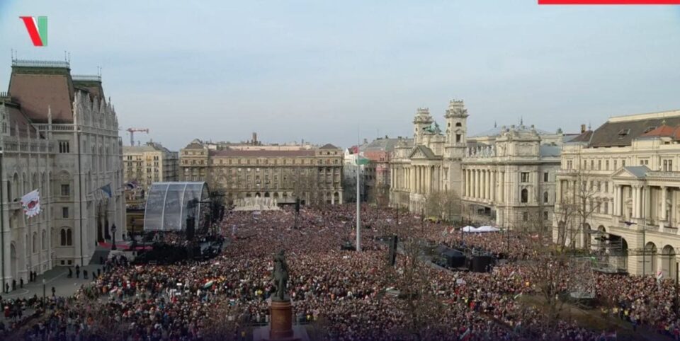 Десетици илјади Унгарци на митингот на Орбан во Будимпешта