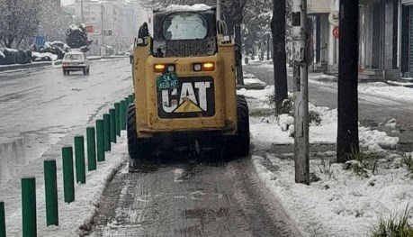 Зимската служба на Град Скопје ги чисти  пешачките патеки на градските улици и булевари