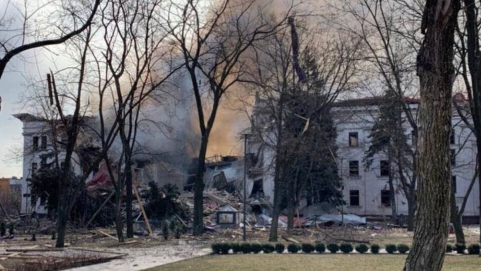 Гранатиран театарот во Мариупол, се користел како скривница