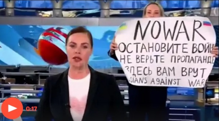 Новинарката која на руска телевизија протестираше против војната, дала отказ и одбила азил