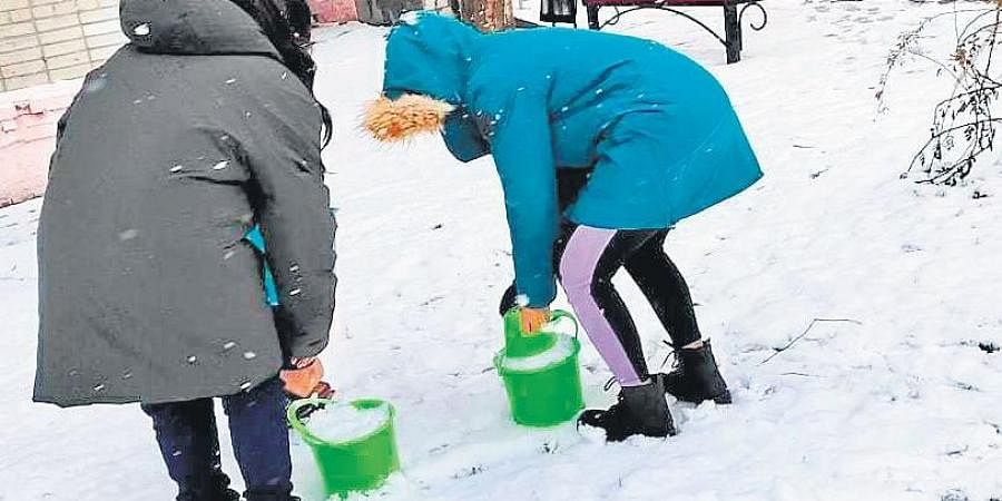 Во Мариупол луѓето топат снег затоа што немаат вода