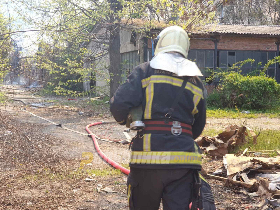 Пожарникар повреден при гаснење пожар во гостиварско