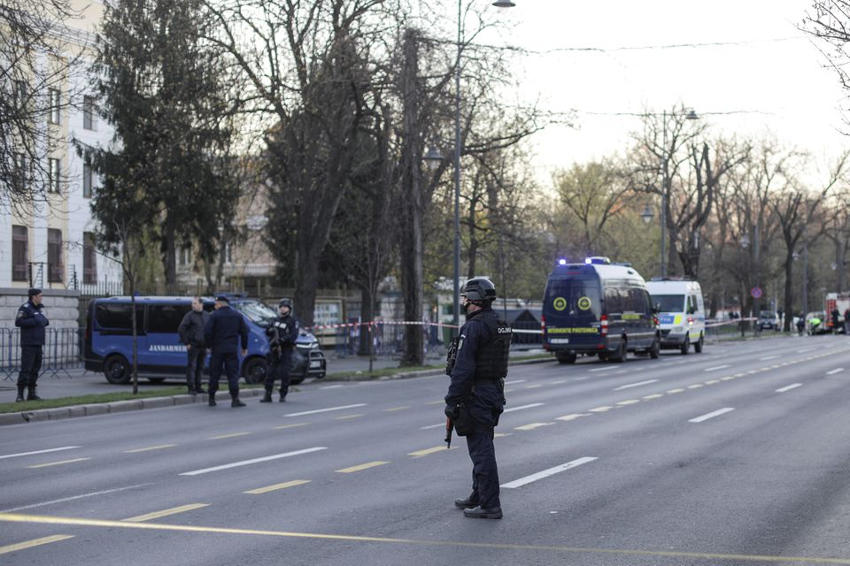 Автомобил удри во капијата на Руската амбасада во Романија, возачот загина