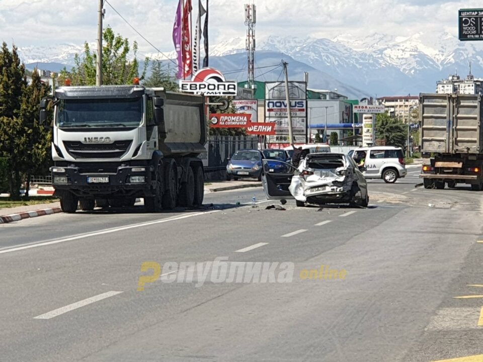 Aвтомобил смачкан кај Цементара по судир со два камиона, повредени две лица