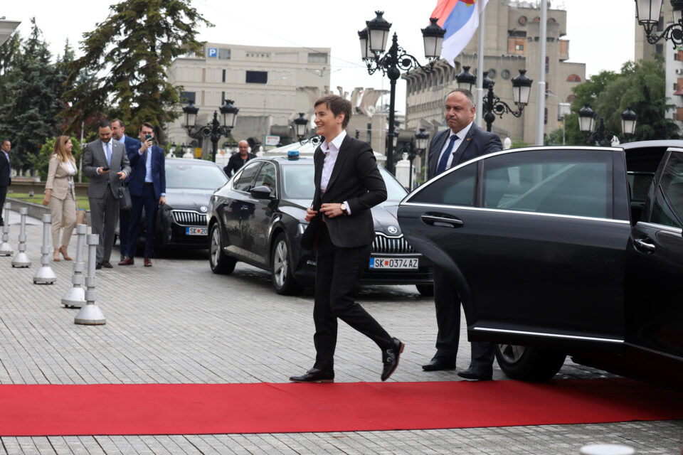 Брнабиќ не сака да ги коментира односите СПЦ-МПЦ