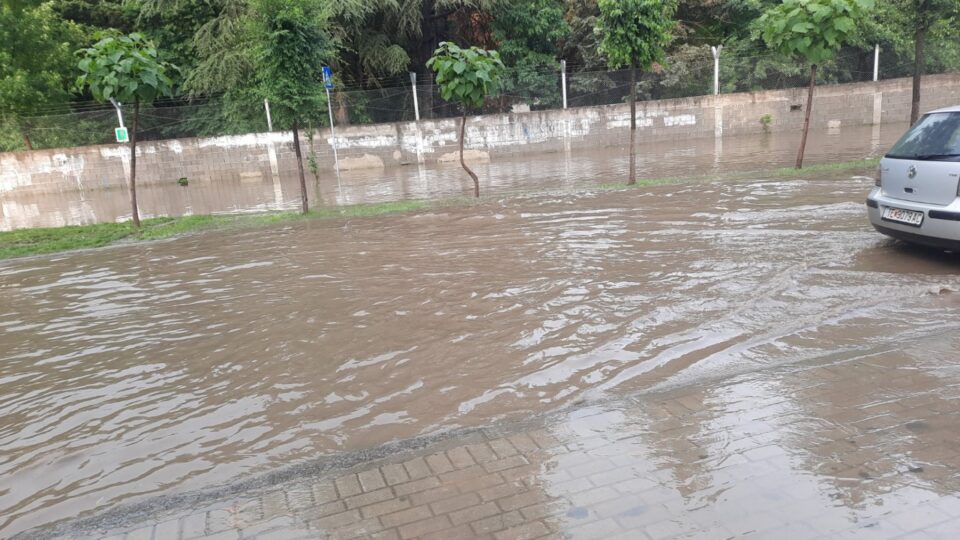 Teтовските улици под вода поради одрони, новиот мост не го издржа дождот