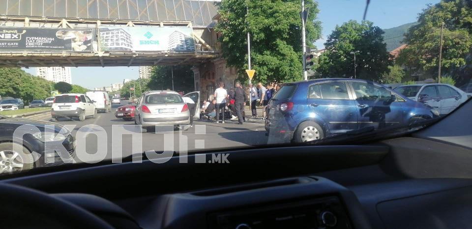 Сообраќајка во Скопје, две лица пренесени во болница