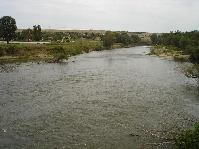 Во Вардар пронајдено тело на давеник, најверојатно е човекот што скокна од мостот „Близнак“