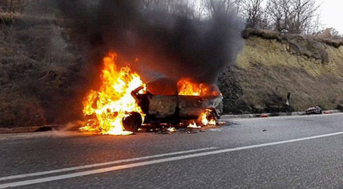 Изгоре мерцедес, се запалил во движење на патот Тетово- Скопје