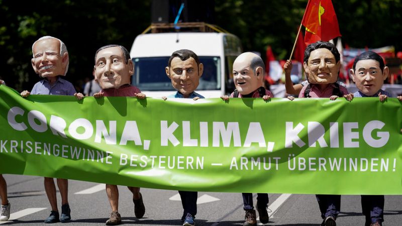 Активистите маскирани како лидерите на Г-7: Масовни протести за самитот на најравиените земји