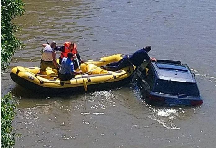 Македонец со „Audi Q7“ влезе во река: Полицајци го извлекувале со чамец