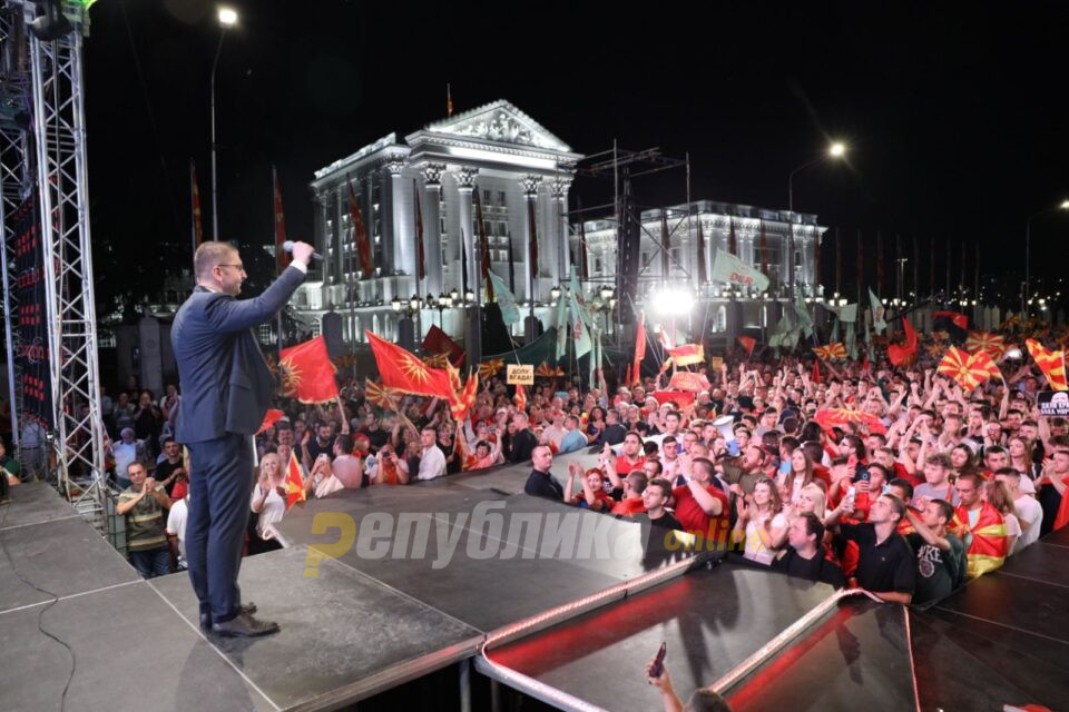 Мицкоски од митингот пред Влада: Народот тргнува во поход против криминалот и предавствата на СДСМ – готови се!