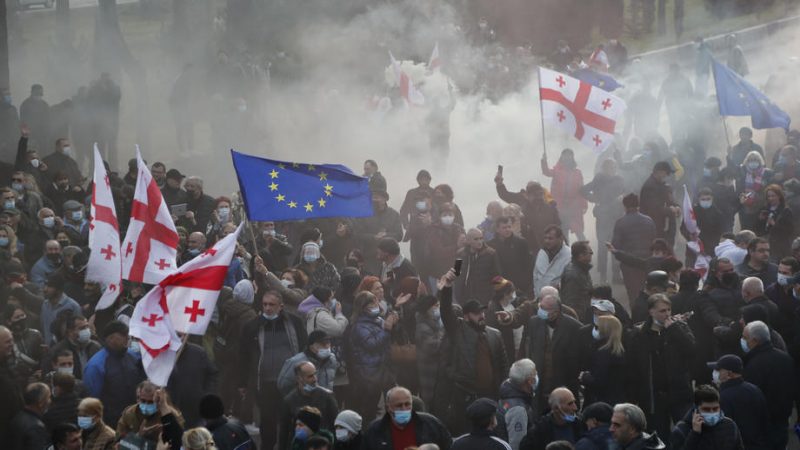 Откако извисија за кандидатски статус во ЕУ масовен протест во Грузија