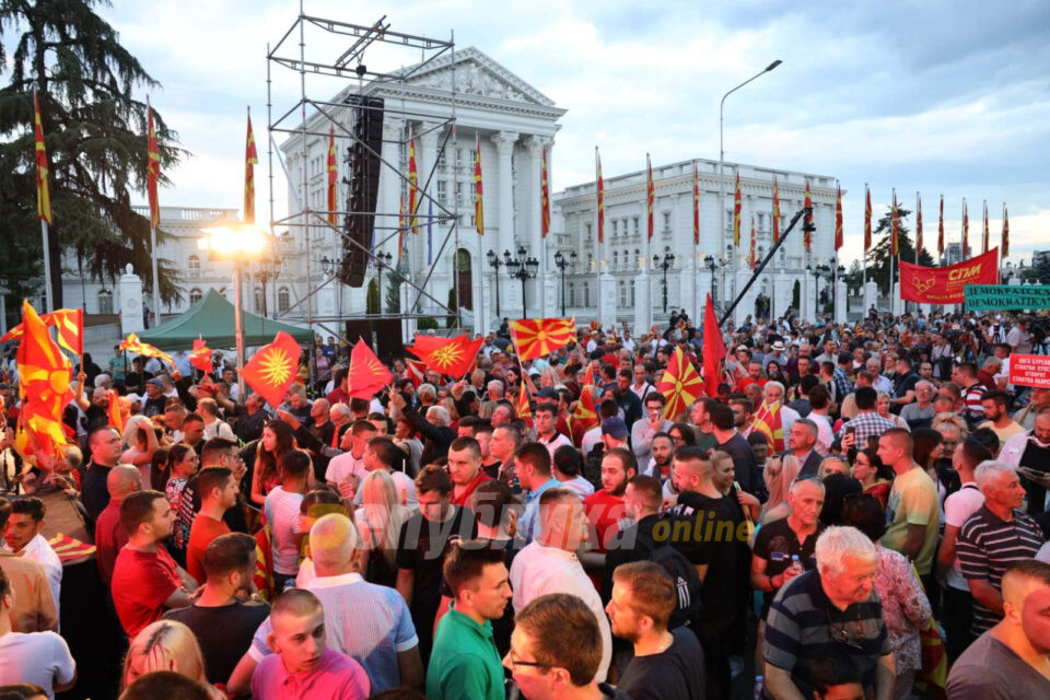 ВО ЖИВО: Протест за промени „Премногу е“ пред Владата!