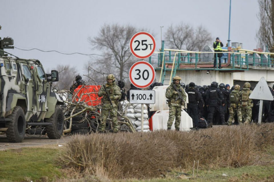 Тасс: Русија почна да им издава пасоши на Украинците во Мелитопол и Херсон