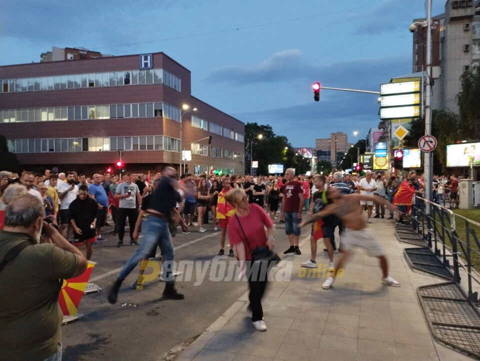 Повторно тенизично пред Собрание: Mинимално присуство на полицијата