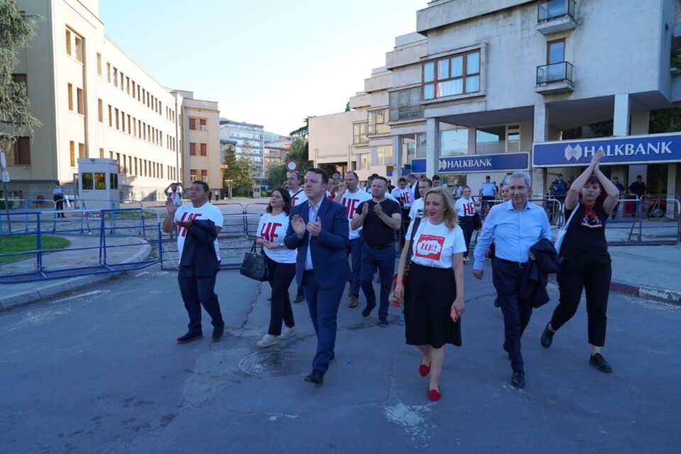 Николоски: Продолжуваме со борбата против ултиматум и бугаризација на Македонија!