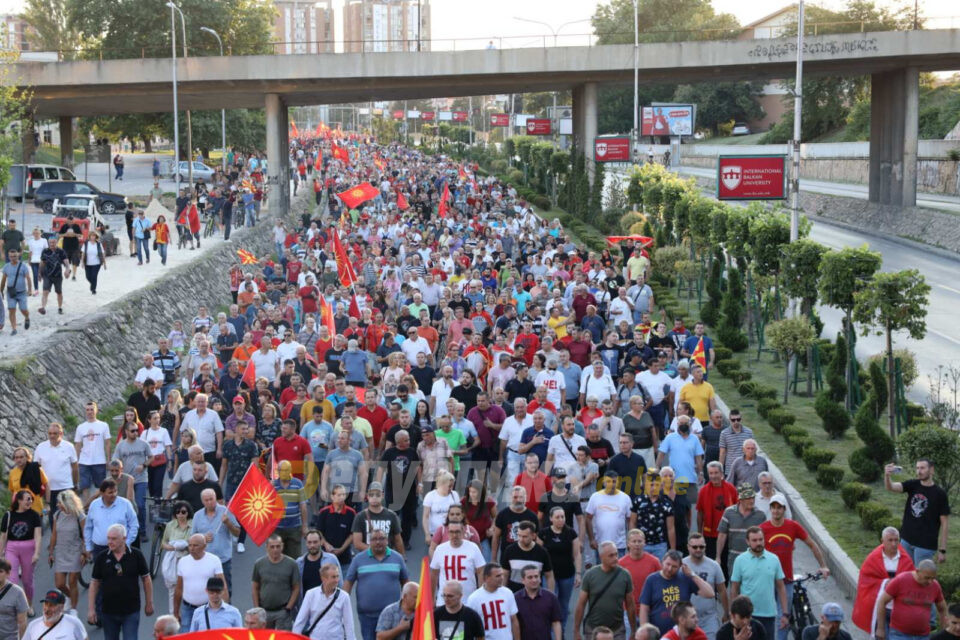 Велат нѐ нема, ама еве сме! И во Македонија не нѐ признаваат, ама еве тука сме!