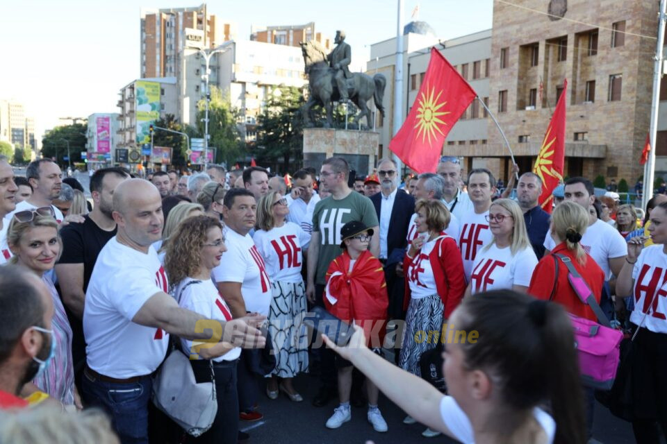 Пратениците од опозицијата се народот собран пред Собранието