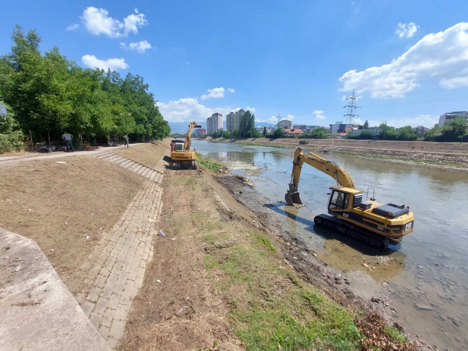 Велосипедист спречи жена да се самoзапали на кејот на Вардар