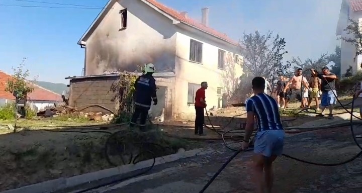 Се гасне пожар на семеен дом во Делчево, пожар и во село Очипала