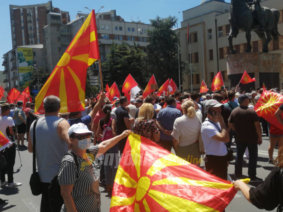 ВО ЖИВО: Сенароден протест пред Собранието против францускиот предлог