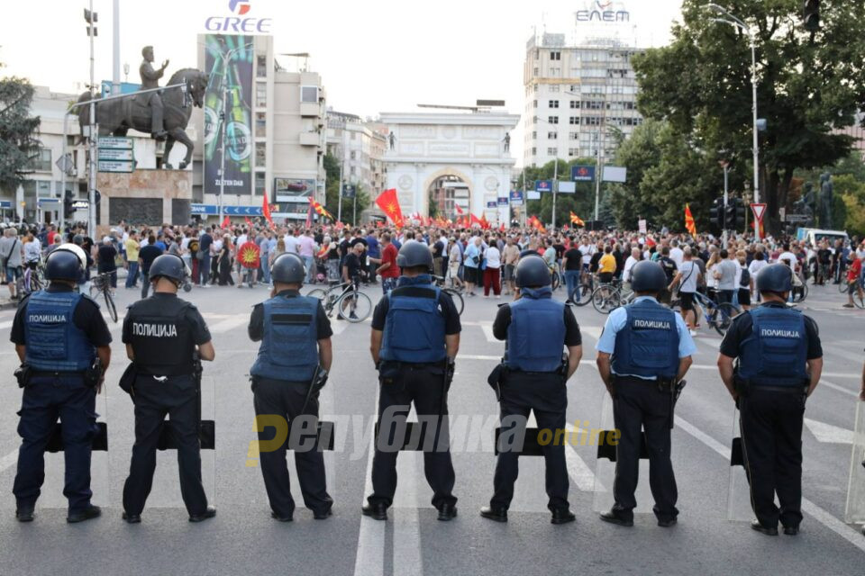 Полиција на сред улица, да не се види колку народ има