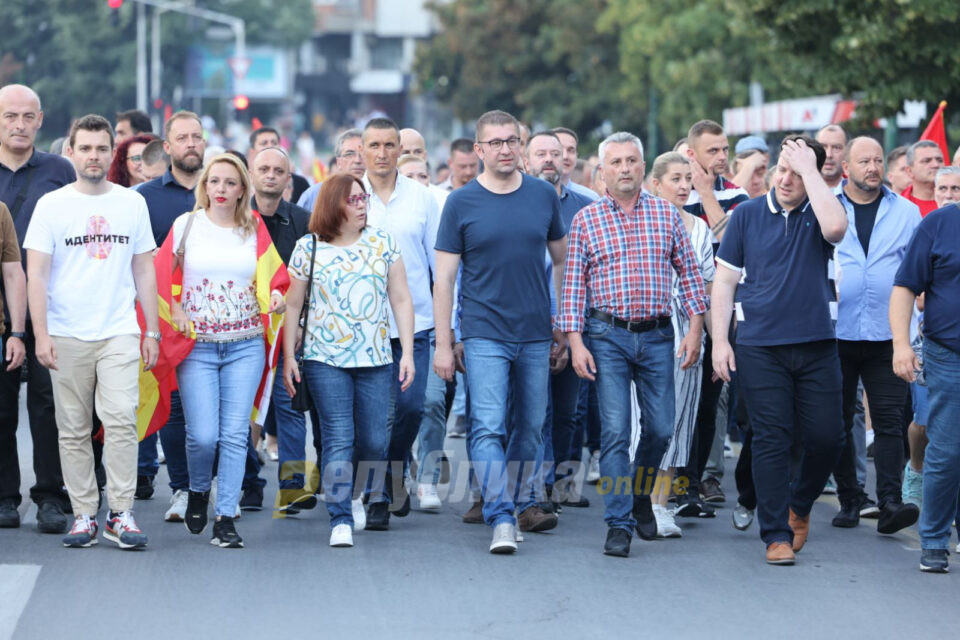 Мицкоски: Овде има една партија, а тоа е Македонија и таа порачува НЕ за последниот предлог и НЕ за асимилација