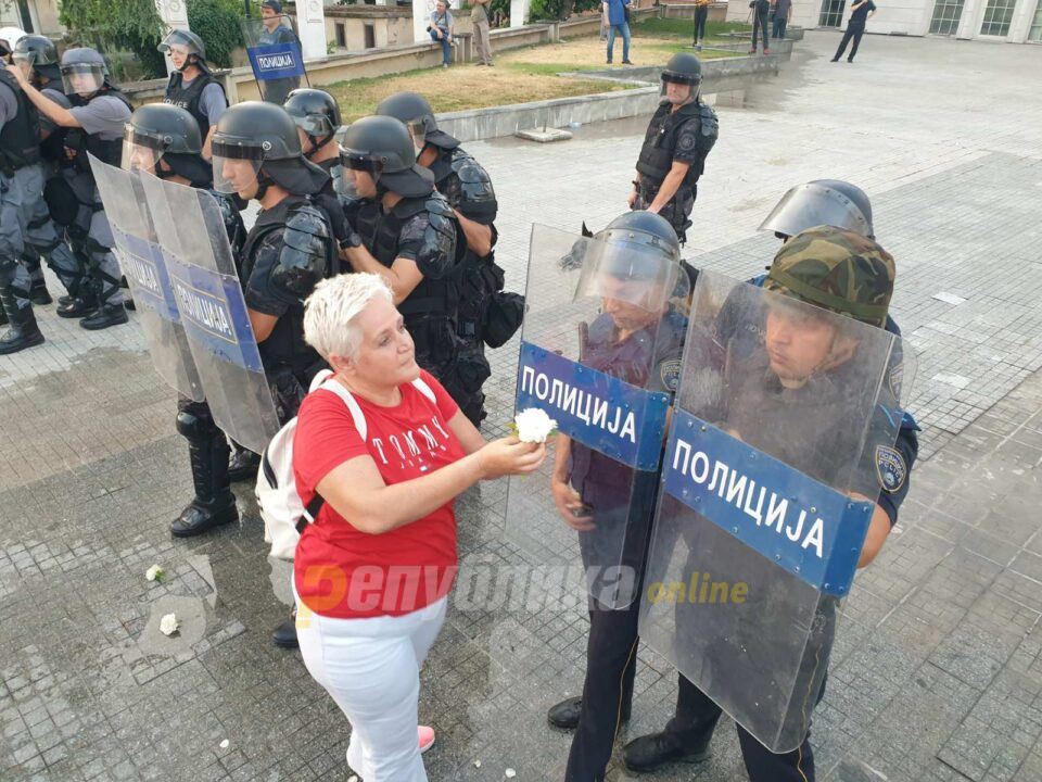 Цвеќе за полицијата – граѓаните со порака да ги симнат штитовите